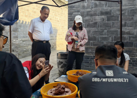 米乐mile官方网站|淮军公所 “泥的疗愈”非遗陶艺体验活动 市民乐享五一文化假期