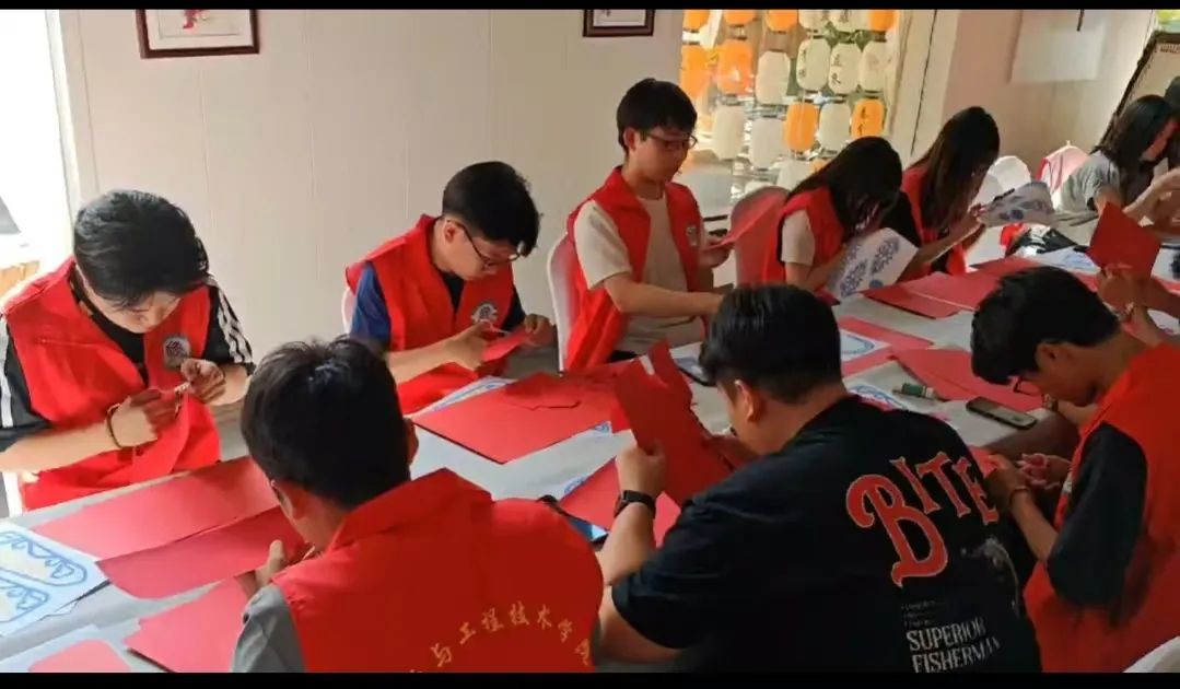 指尖传古韵 匠心制华冠——我院学子为2025年高考考生加油