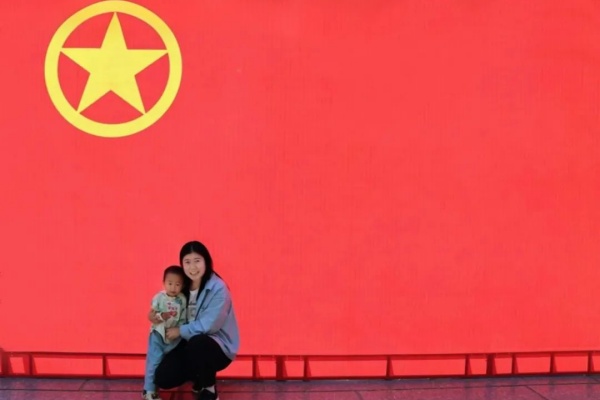 “我与团旗团徽合个影”：定格青春印记 镌刻初心使命                                                                                                                     慧聚经济