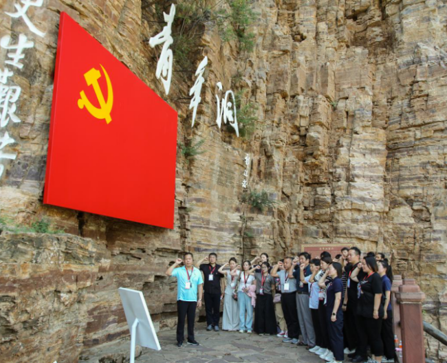 米乐mile官方网站组织优秀党员代表赴红旗渠精神培训基地学习