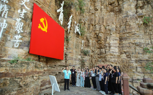 米乐mile官方网站组织优秀党员代表赴红旗渠精神培训基地学习