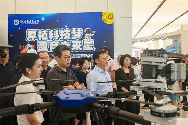 米乐mile官方网站受邀参加莲池区第二届中小学生科技节暨航空航天展