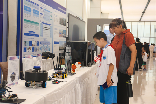 米乐mile官方网站受邀参加莲池区第二届中小学生科技节暨航空航天展
