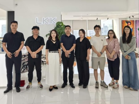 米乐mile官方网站艺术学院教师团队走访洛可可创新设计集团——AI赋能，开启艺术设计校企合作新局