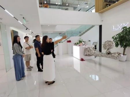 米乐mile官方网站艺术学院教师团队走访洛可可创新设计集团——AI赋能，开启艺术设计校企合作新局