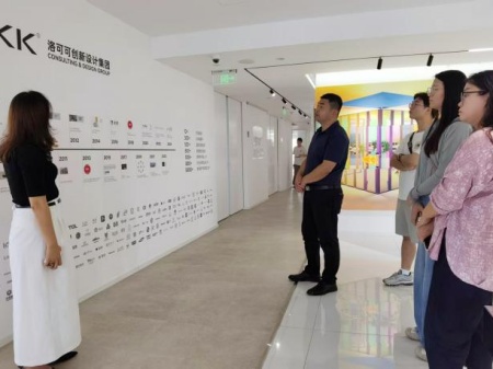米乐mile官方网站艺术学院教师团队走访洛可可创新设计集团——AI赋能，开启艺术设计校企合作新局
