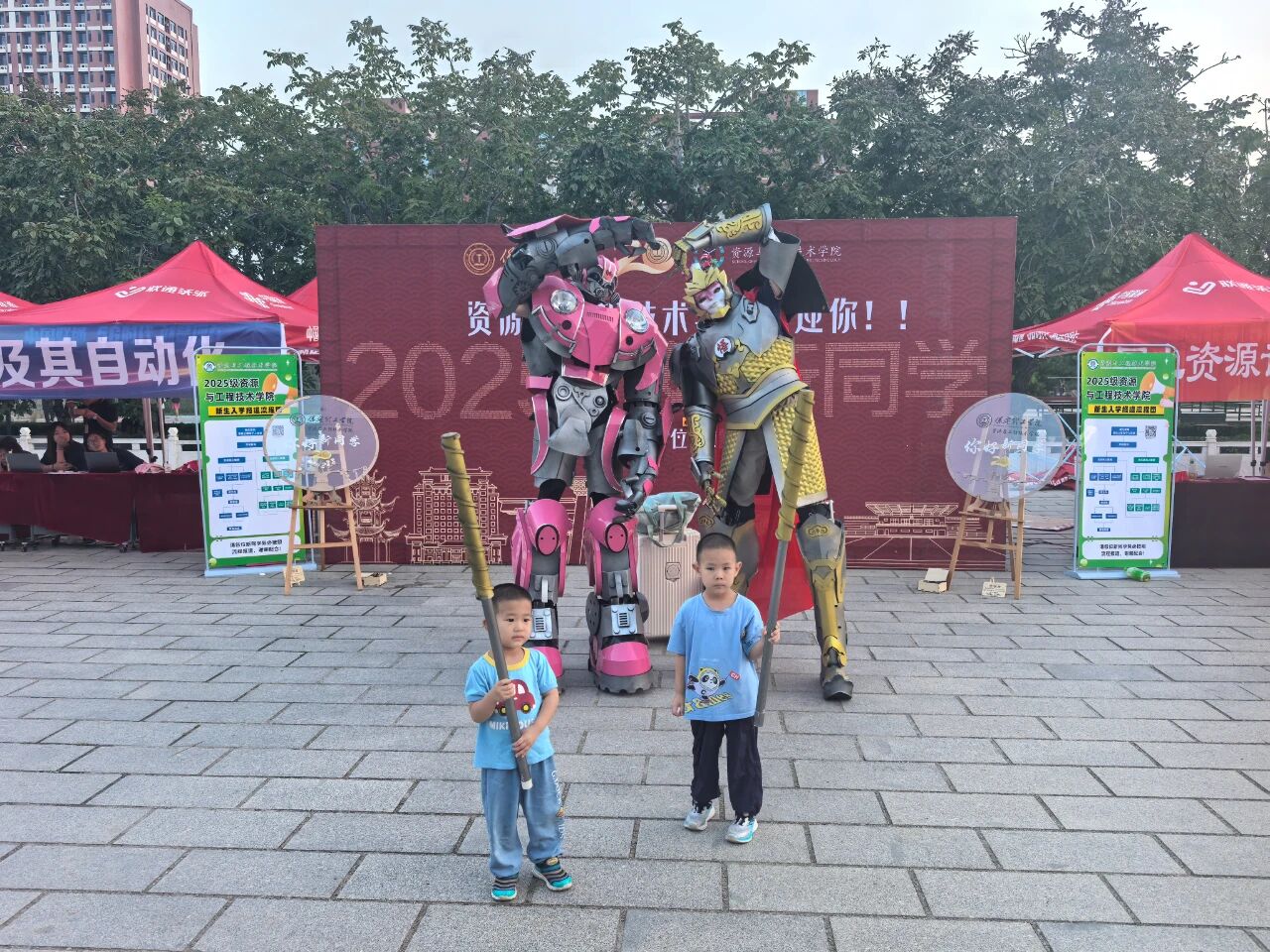 萌趣角色齐上阵 暖心迎接新同学