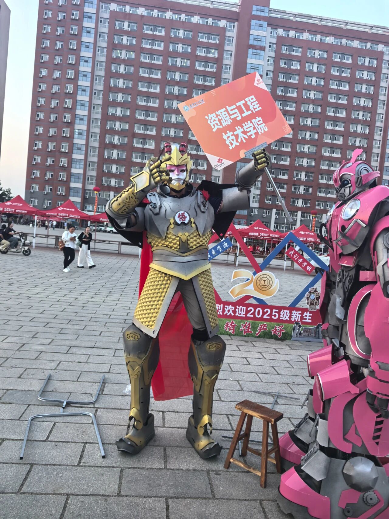 萌趣角色齐上阵 暖心迎接新同学