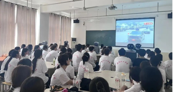 共抒爱国情怀，感受使命荣光 ——会计学院集中观看“九三阅兵”