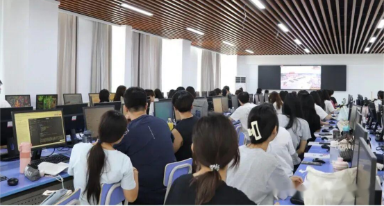 共抒爱国情怀，感受使命荣光 ——会计学院集中观看“九三阅兵”