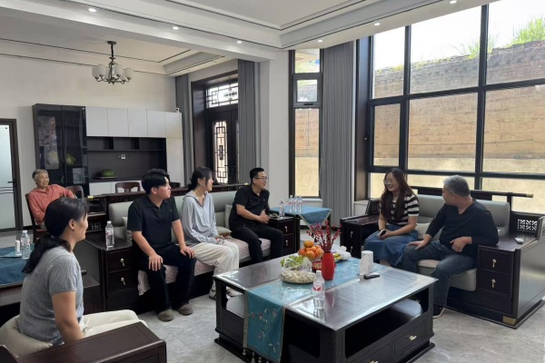 登门送爱连家校，合力同心助成长——米乐mile官方网站经济学院开展暑期家访活动