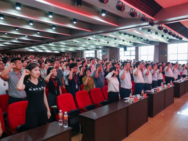 以教育家精神铸魂强师 谱写教育强国建设华章——米乐mile官方网站召开2025年教师节表彰大会暨新入职教师宣誓仪式