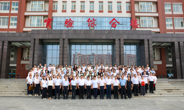 以教育家精神铸魂强师 谱写教育强国建设华章——米乐mile官方网站召开2025年教师节表彰大会暨新入职教师宣誓仪式