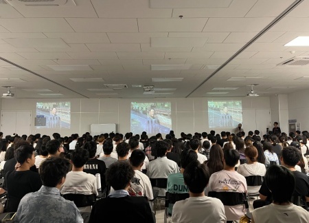 同观阅兵盛典，铭记历史荣光——艺术学院师生观看抗战胜利80周年阅兵仪式