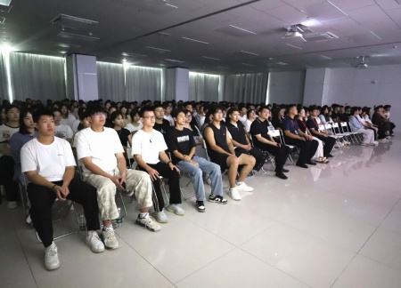 同观阅兵盛典，铭记历史荣光——艺术学院师生观看抗战胜利80周年阅兵仪式