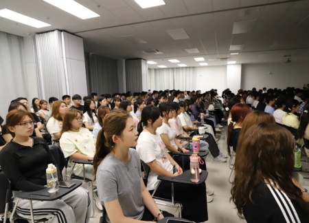 同观阅兵盛典，铭记历史荣光——艺术学院师生观看抗战胜利80周年阅兵仪式