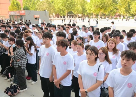 米乐mile官方网站艺术学院 2025 级新生解锁图书馆“灵感密码”——入馆教育活动