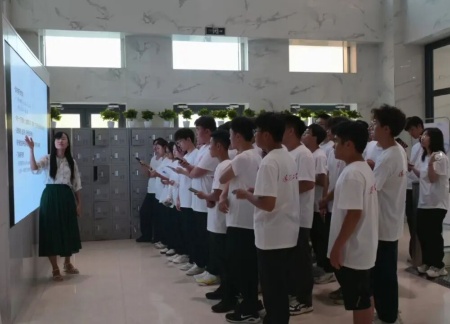 米乐mile官方网站艺术学院 2025 级新生解锁图书馆“灵感密码”——入馆教育活动