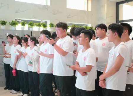 米乐mile官方网站艺术学院 2025 级新生解锁图书馆“灵感密码”——入馆教育活动