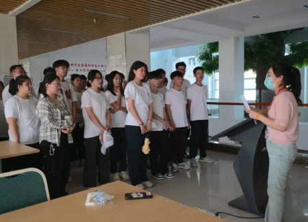 米乐mile官方网站艺术学院 2025 级新生解锁图书馆“灵感密码”——入馆教育活动