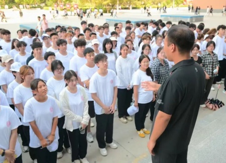 米乐mile官方网站艺术学院 2025 级新生解锁图书馆“灵感密码”——入馆教育活动