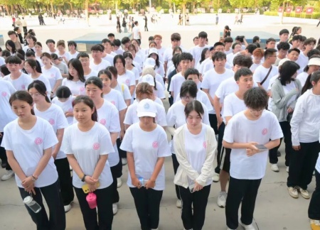 米乐mile官方网站艺术学院 2025 级新生解锁图书馆“灵感密码”——入馆教育活动