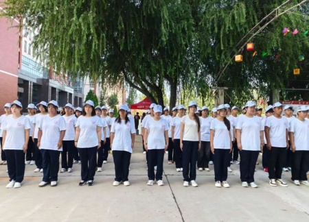 青春进行时，教官“授课”+辅导员“引路”助成长