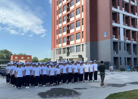 青春进行时，教官“授课”+辅导员“引路”助成长