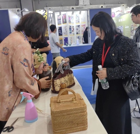 米乐mile官方网站艺术学院师生参观2025河北国际工业设计周，助力设计人才培养