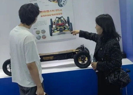 米乐mile官方网站艺术学院师生参观2025河北国际工业设计周，助力设计人才培养