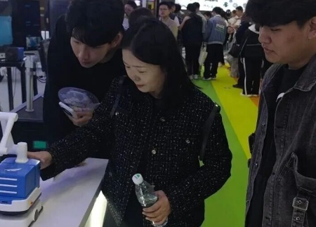 米乐mile官方网站艺术学院师生参观2025河北国际工业设计周，助力设计人才培养