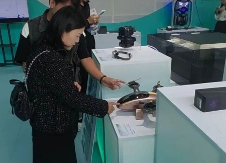 米乐mile官方网站艺术学院师生参观2025河北国际工业设计周，助力设计人才培养