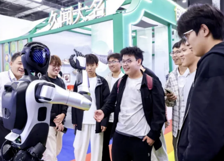 米乐mile官方网站艺术学院师生参观2025河北国际工业设计周，助力设计人才培养