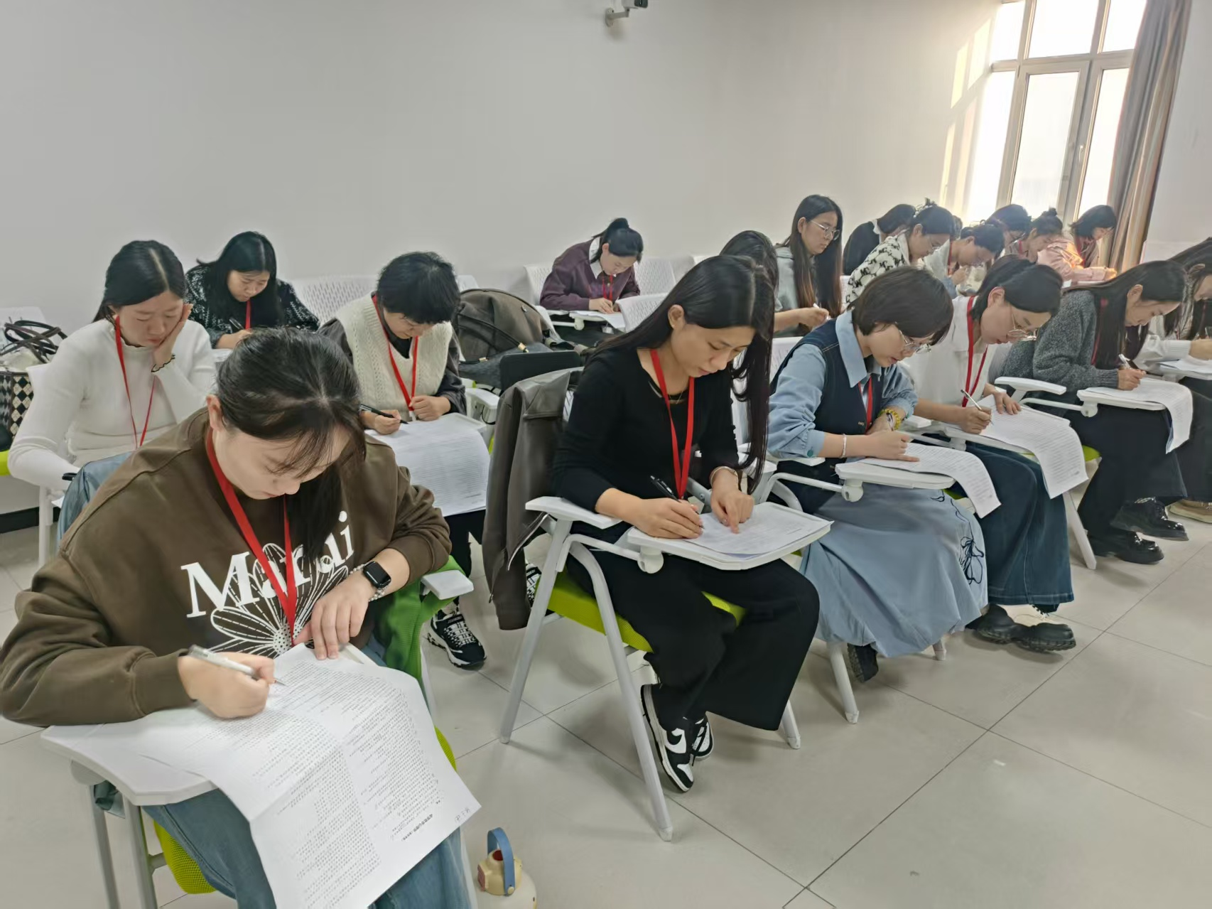 以身作则练内功，刀刃向内促提升 ——教育学院开展教师资质能力“大练兵”