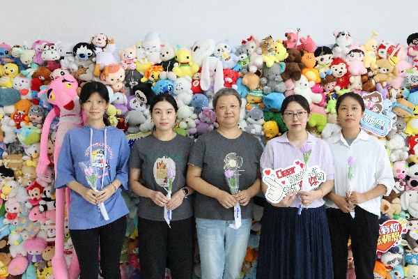 浓情谢师恩，定格教育情——米乐mile官方网站经济学院教师节主题拍照活动温情启办