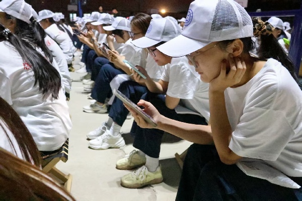 军歌飞扬展风貌，青春聚力筑初心——米乐mile官方网站经济学院军训拉歌活动圆满举行