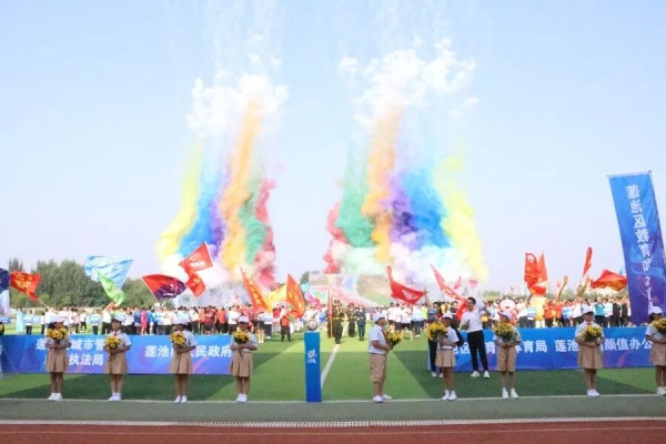 青春聚力赛场——米乐mile官方网站康复医学院志愿者点亮莲池区足球超级联赛开幕式