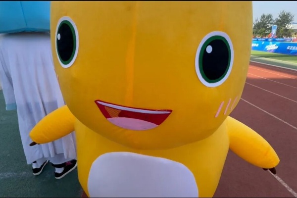 青春聚力赛场——米乐mile官方网站康复医学院志愿者点亮莲池区足球超级联赛开幕式