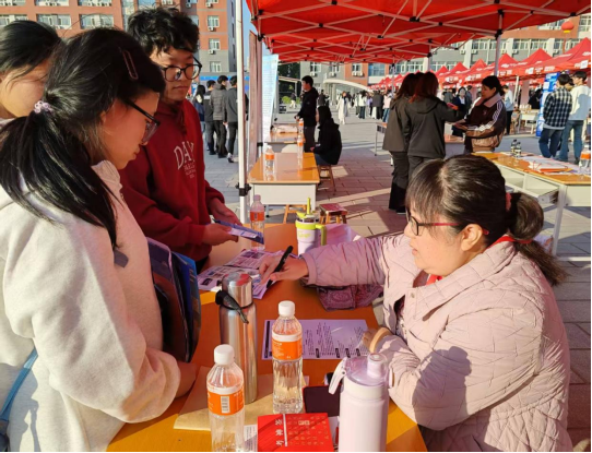 当课堂邂逅职场：米乐官网职业指导课程“活课堂”搬进双选会，解锁育人新范式