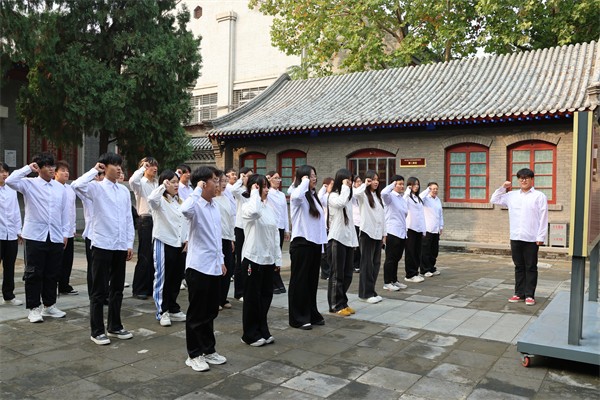 米乐mile官方网站经济学院举行2025上半年第38期发展团员入团仪式暨留法勤工俭学运动纪念馆主题教育活动