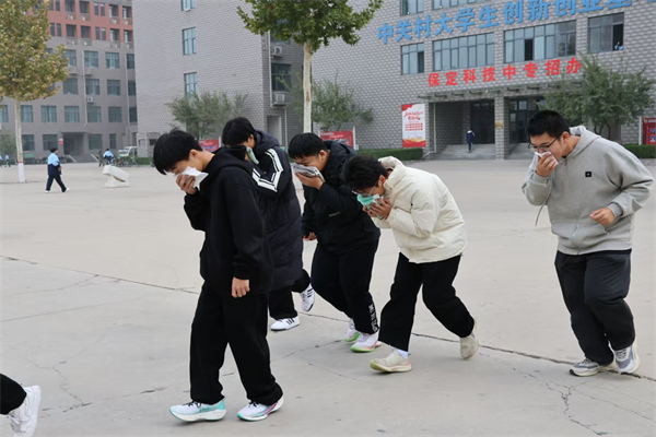 康复医学院联合经济学院开展2025级新生消防逃生演练活动