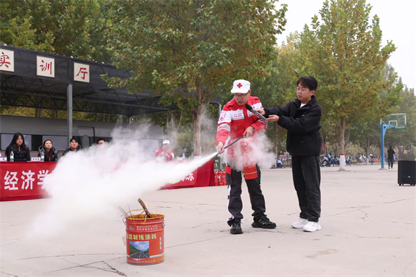 康复医学院联合经济学院开展2025级新生消防逃生演练活动