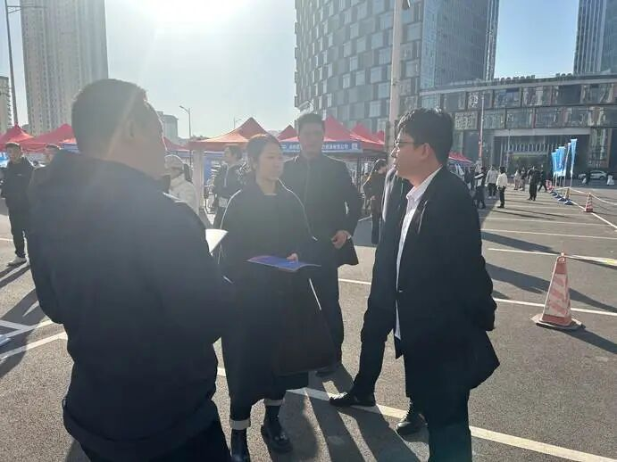 米乐mile官方网站‖教育学院‖校地协同促就业，精准服务助启航——米乐mile官方网站教育学院赴省人社厅线下招聘会开展专项服务