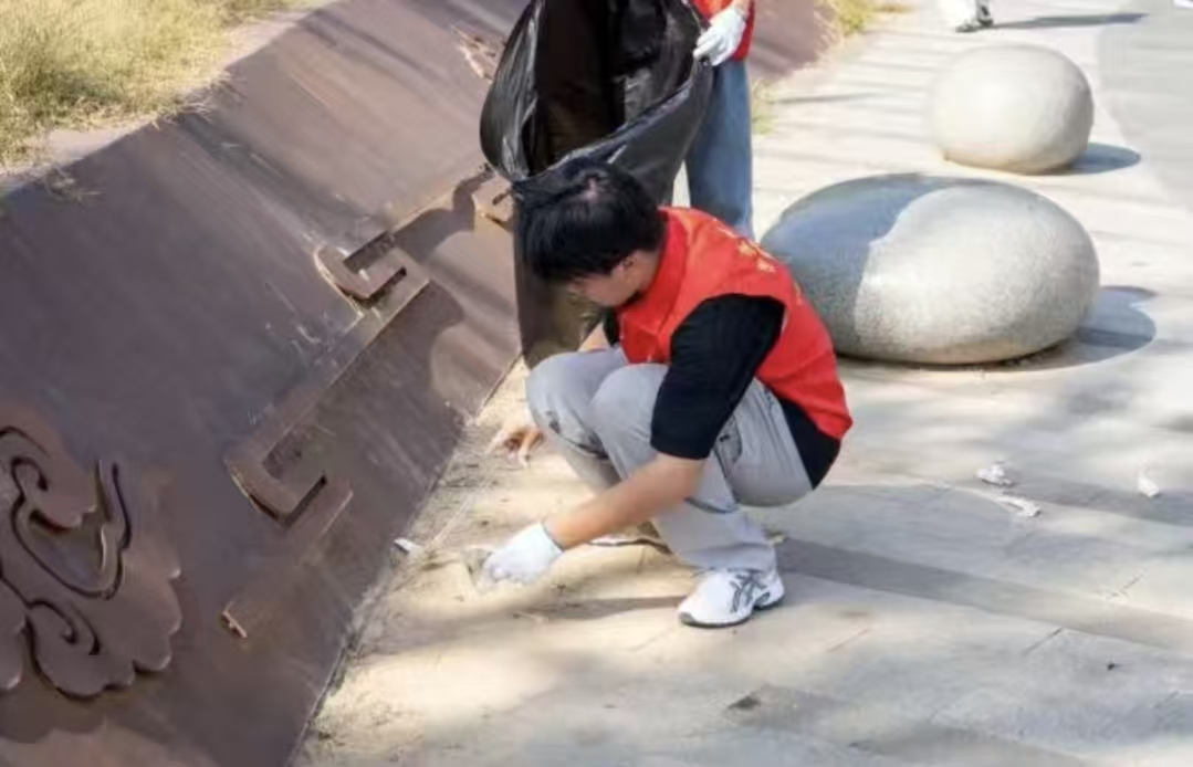 扮靓南湖景——米乐mile官方网站志愿者开展环境维护活动