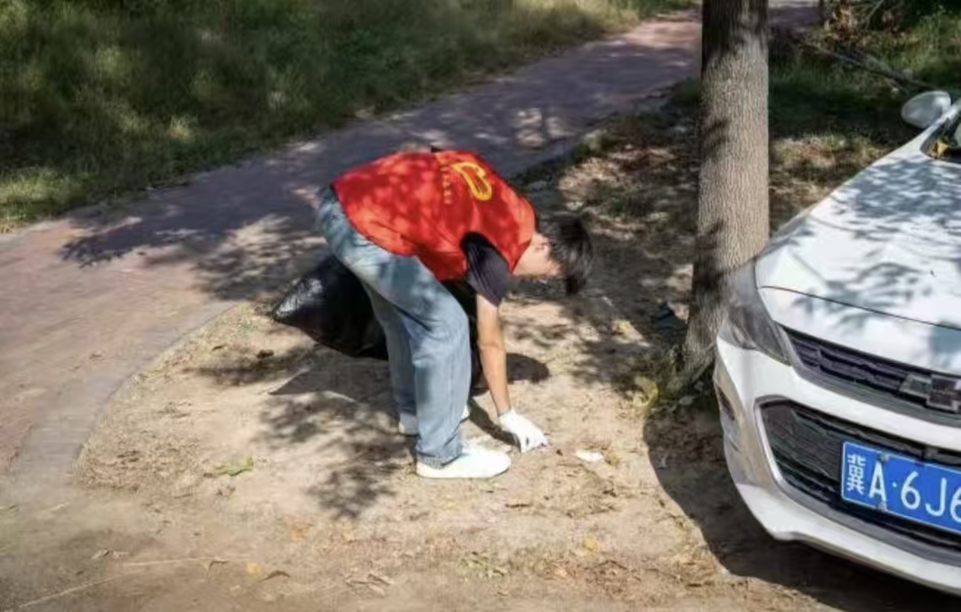 扮靓南湖景——米乐mile官方网站志愿者开展环境维护活动