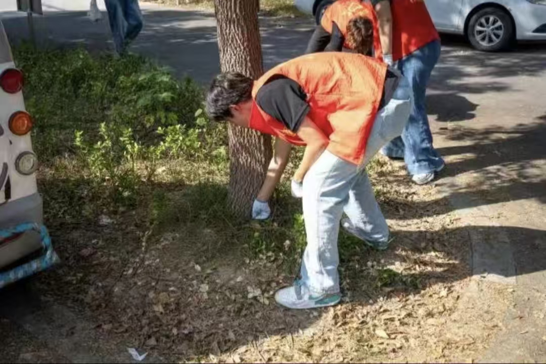 扮靓南湖景——米乐mile官方网站志愿者开展环境维护活动