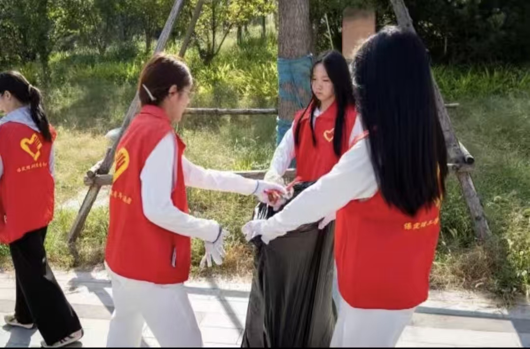 扮靓南湖景——米乐mile官方网站志愿者开展环境维护活动