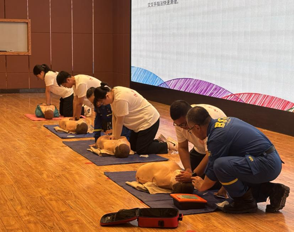 入学教育|米乐mile官方网站|管理学院|2025级新生开学第一课：学急救知识，悟生命真谛，筑牢养成教育根基