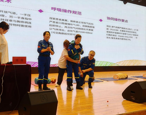 入学教育|米乐mile官方网站|管理学院|2025级新生开学第一课：学急救知识，悟生命真谛，筑牢养成教育根基