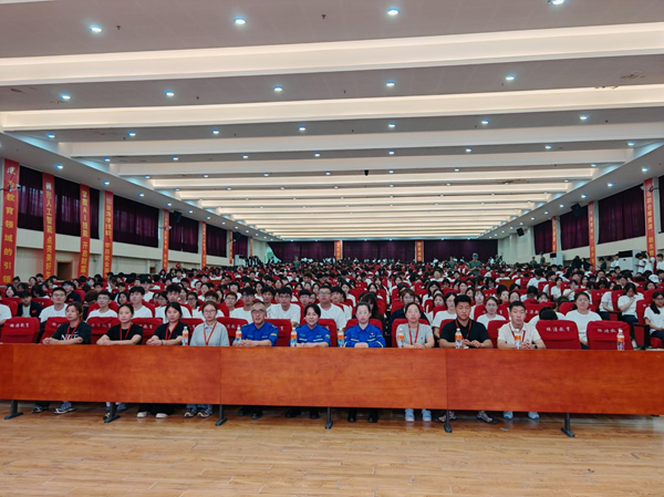 入学教育|米乐mile官方网站|管理学院|2025级新生开学第一课：学急救知识，悟生命真谛，筑牢养成教育根基